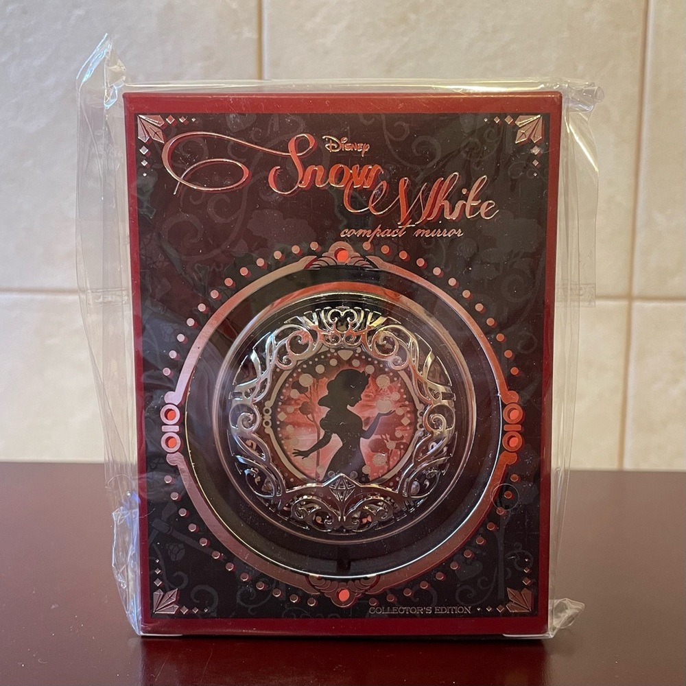 NIB NEW SEPHORA DISNEY COLLECTION SNOW WHITE COMPACT MIRROR Princess Travel